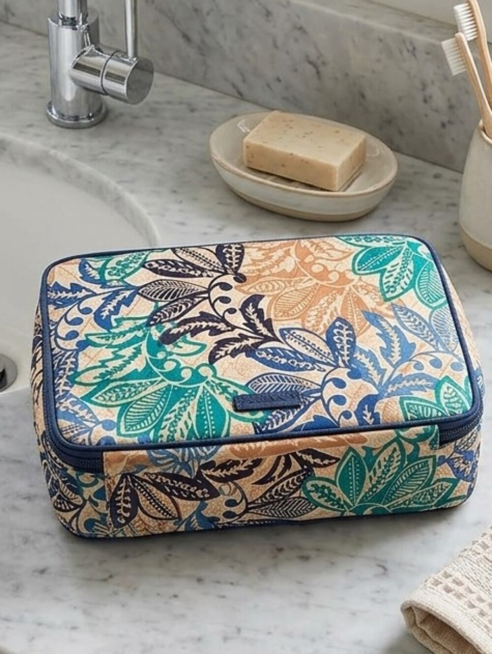 Vera Bradley Santiago Blue Teal Floral Toiletries/Cosmetic Case